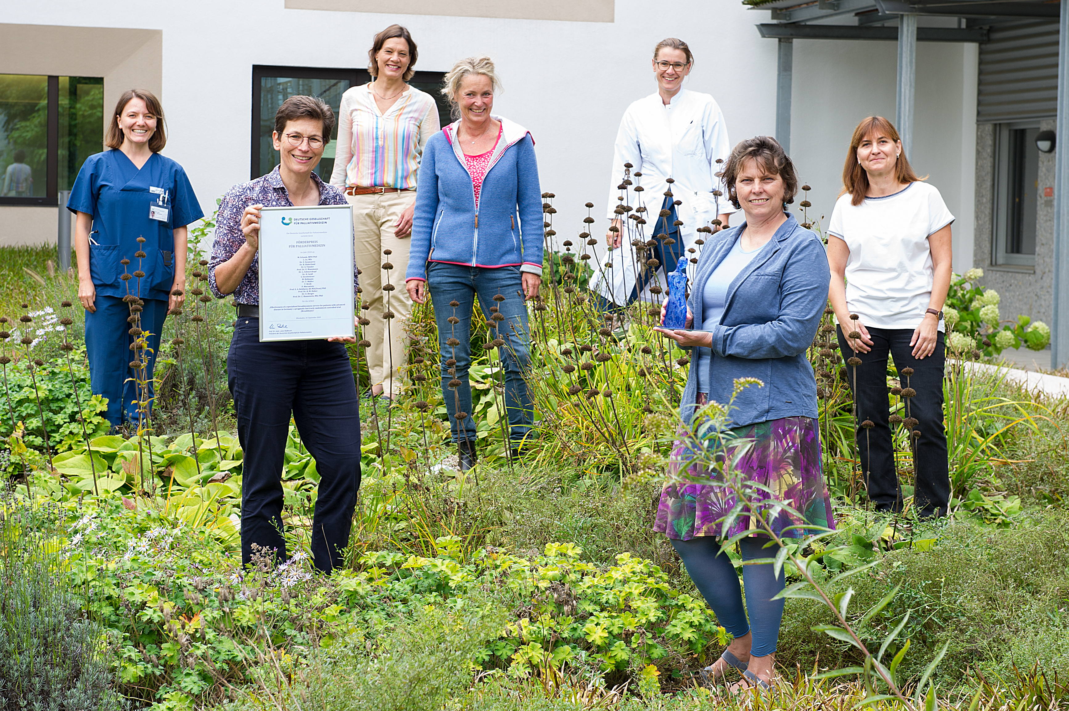 Klinikum der Universität München; v.L. Dr. Zulfiya Syunyaeva, Prof. Claudia Bausewein, Dr. Berger, Dr. Birgit Haberland, Dr. Susanne Tänzler, Dr. Michaela Schunk, Frau Sabine Streitwieser